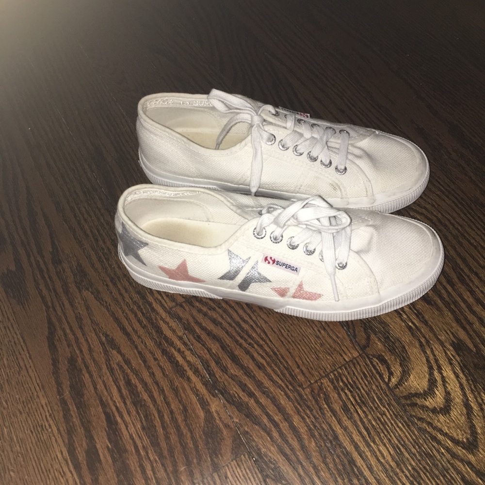 WHITE SUPERGAS WITH METALLIC STARS